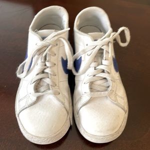 Nike’s boy’s sneakers size 1.5